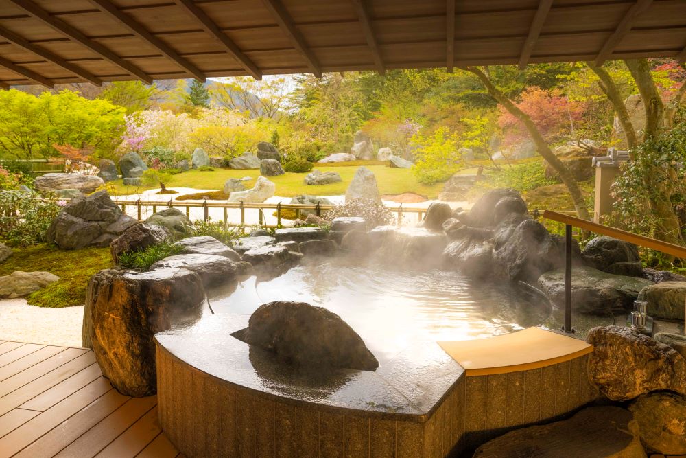 日本「強羅花壇」 溫泉旅館,邊賞庭院美景邊享受美肌溫泉,結合現代與古典的多重空間|TRAVELER Luxe旅人誌