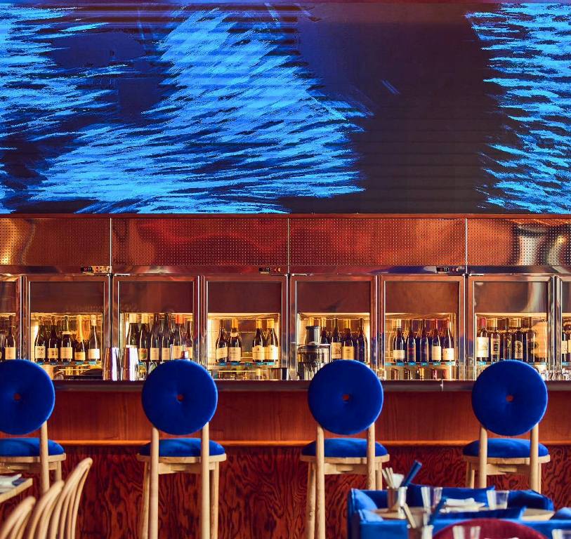 高雄摩登復古餐酒館「永心浮島」12月登場!開箱「永心鳳茶」全新餐酒品牌科技藝術風格 | TRAVELER Luxe